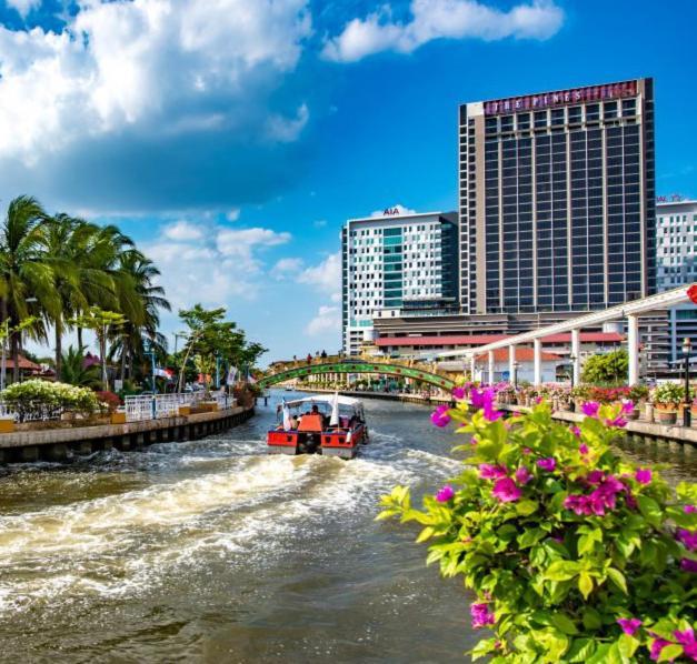 Отель The Pines Melaka Экстерьер фото